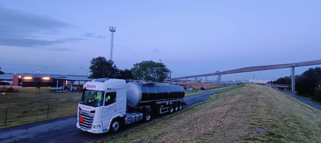 Nowoczesna cysterna PHU Jerzy Gądek Sp. z o.o. przygotowana do transportu materiałów ADR – widok pojazdu spełniającego normy EURO 6.