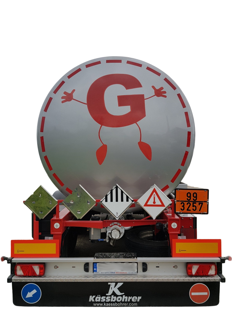 Tył cysterny firmy GADEK z dużym logo „G” oraz oznaczeniami ADR – transport asfaltów i materiałów niebezpiecznych.