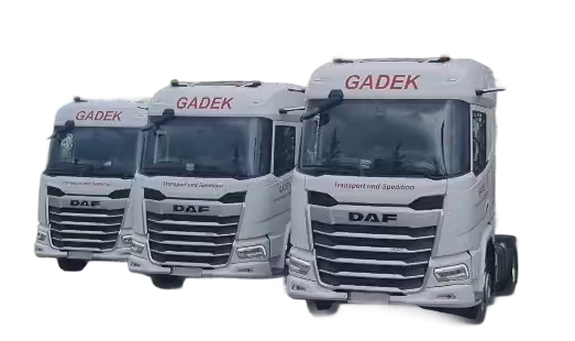 Trzy nowoczesne ciągniki siodłowe firmy GADEK z oznaczeniem Transport und Spedition.
