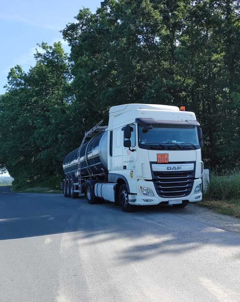 Cysterna GADEK zaparkowana na trasie – transport materiałów ADR w terenie.