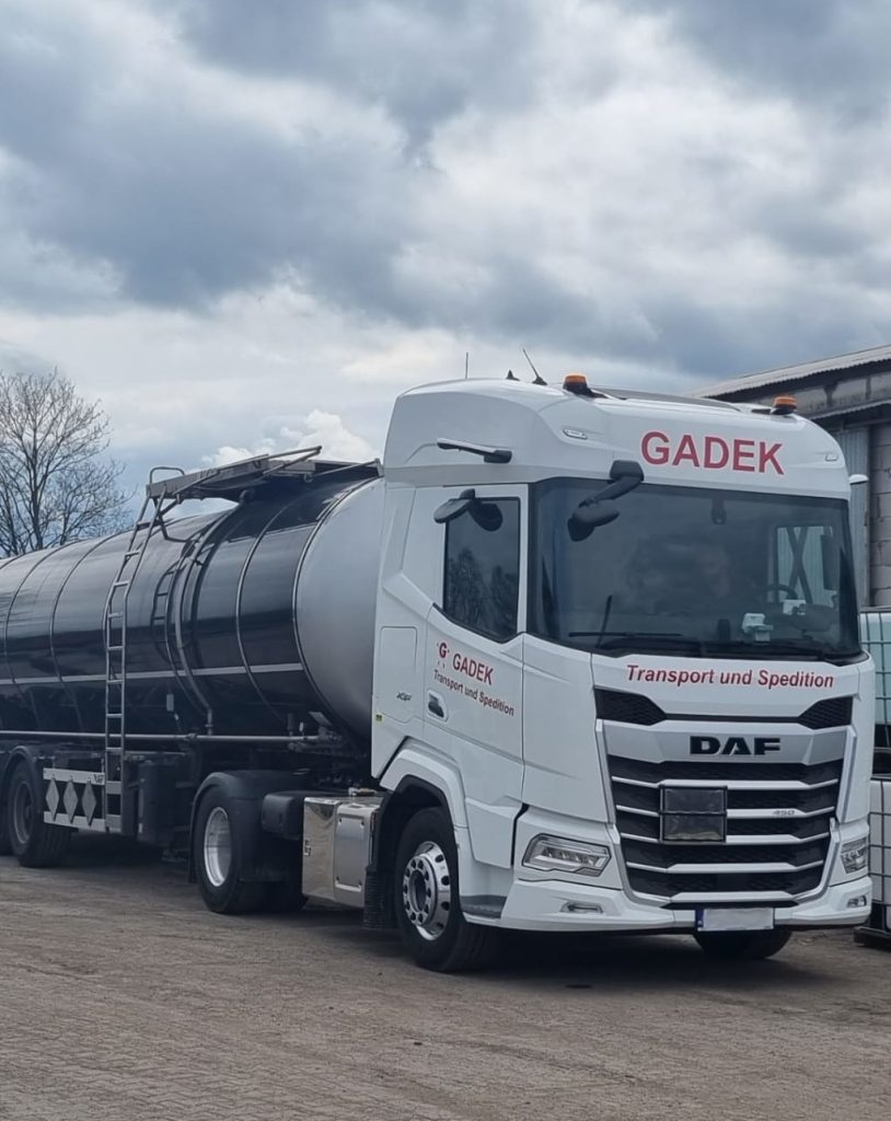 Cysterna GADEK przystosowana do przewozu materiałów niebezpiecznych – usługi logistyczne i transport ADR.
