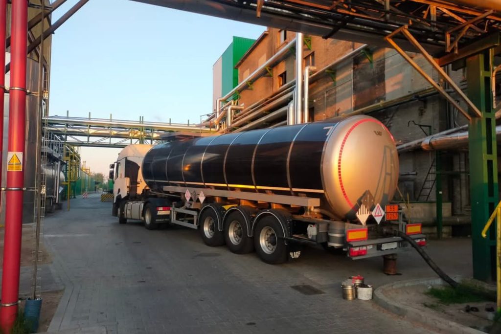 Specjalistyczna cysterna do transportu asfaltów na terenie terminala – obsługa materiałów ADR zgodnie z konwencją.