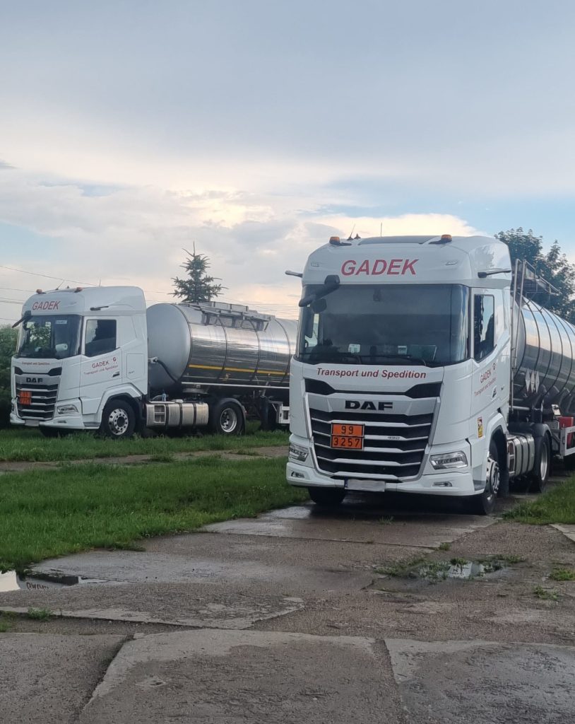 Pojazdy GADEK z cysternami ADR przygotowane do transportu asfaltów – flota gotowa do działania.